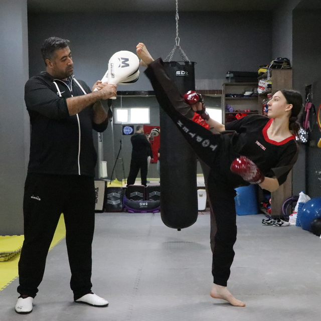 Babasının tavsiyesiyle kick boksa başlayan Olcay İrem, dünya şampiyonu oldu