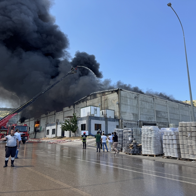 Gaziantep'te tekstil fabrikasında yangın çıktı