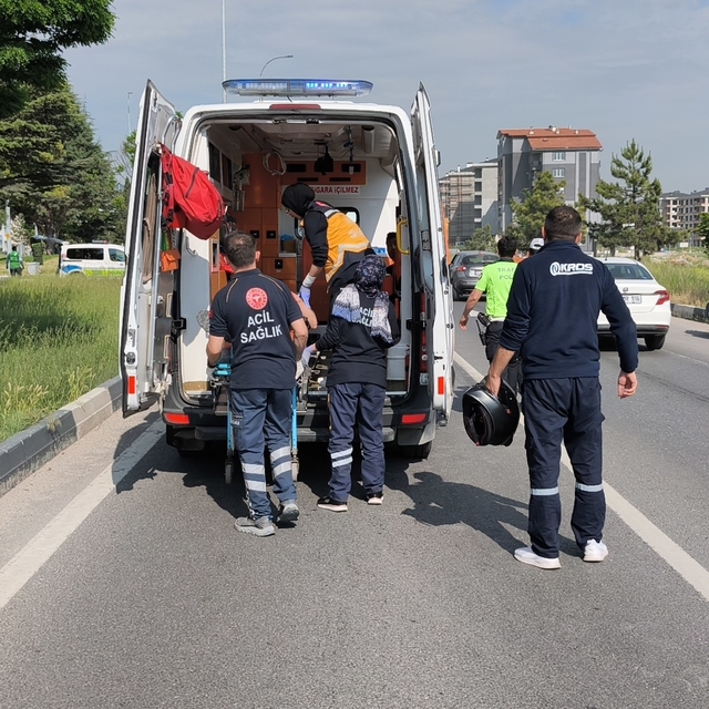 Kütahya'da otomobile çarpan motosikletteki çift yaralandı