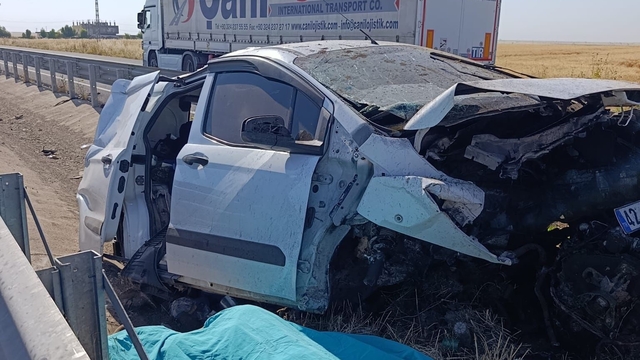 Mardin'de otomobil refüje çarptı: 1 ölü, 2 yaralı