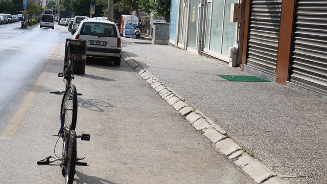 Aydın'daki trafik ve otopark sıkıntısının en önemli nedenlerinden biri denetimsizlik
Ortamı boş bulan esnaf, kaldırımdan sonra yolları da işgal etmeye başladı
