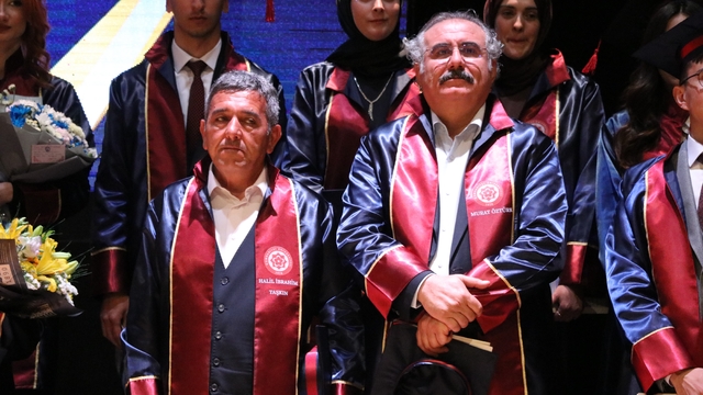 Yarım asrı devirdiler, cüppe giyip mezun oldular
Mezuniyet törenine 50'lik mezunlar damga vurdu