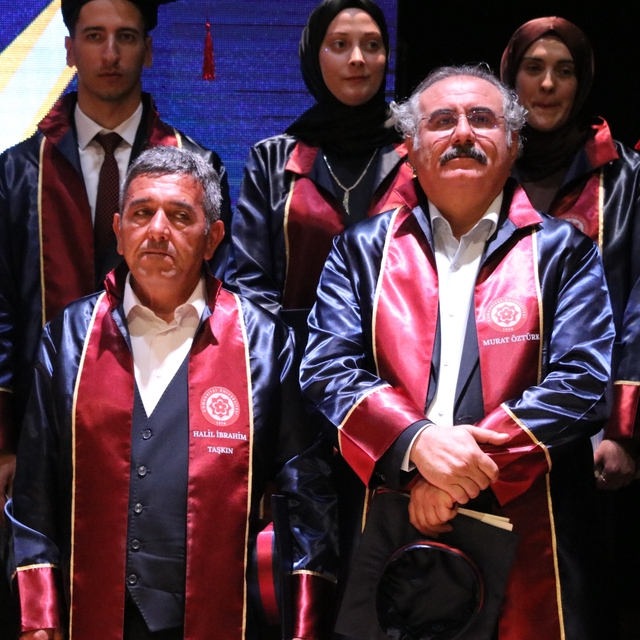 Yarım asrı devirdiler, cüppe giyip mezun oldular
Mezuniyet törenine 50'lik...