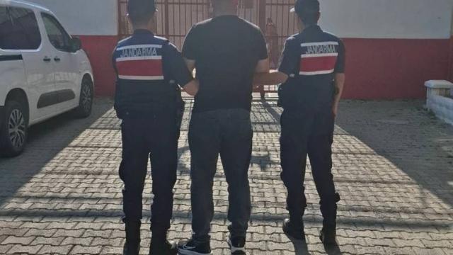 Uyuşturucu ve hırsızlık suçlarından aranan 2 hükümlü yakalandı