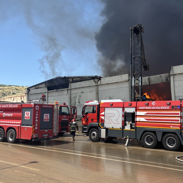 Gaziantep'te fabrika yangınına müdahale sürüyor