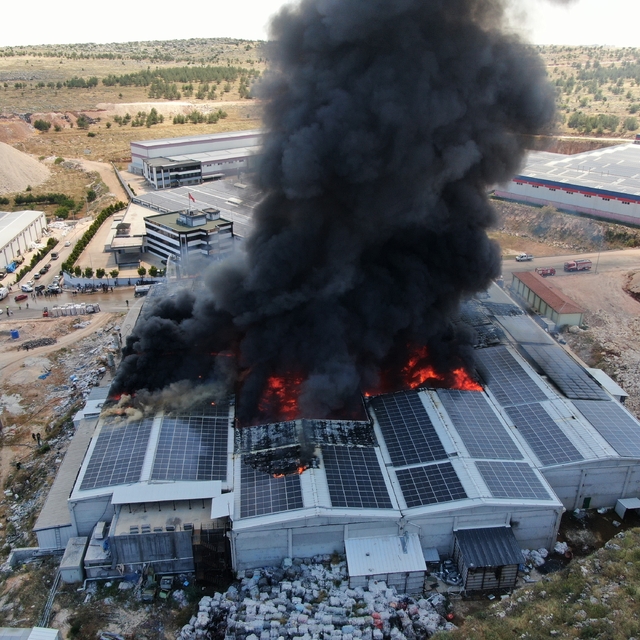 Gaziantep'teki fabrika yangını dron ile görüntülendi