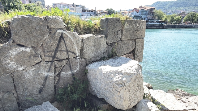 Amasra'da tarihi 'Direkli Kaya'ya boyayla zarar verdiler