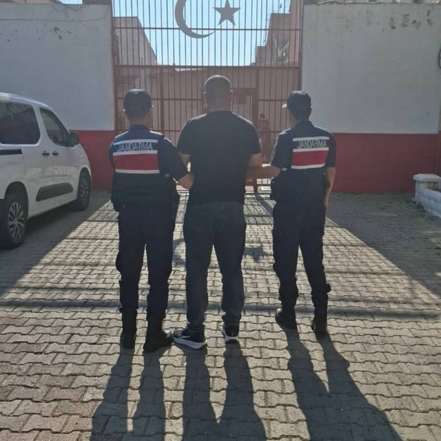 Uyuşturucu ve hırsızlık suçlarından aranan 2 hükümlü yakalandı