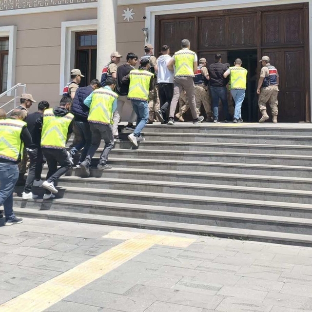 Muş merkezli dolandırıcılık operasyonunda gözaltına alınan şüphelilerden 6'...