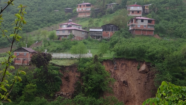 Giresun'da aşırı yağışların bilançosu büyüyor
İl genelinde son bir ayda yaşanan şiddetli yağışların ardından heyelan tehlikesi nedeniyle boşaltılan ev sayısı 68 eve ulaştı