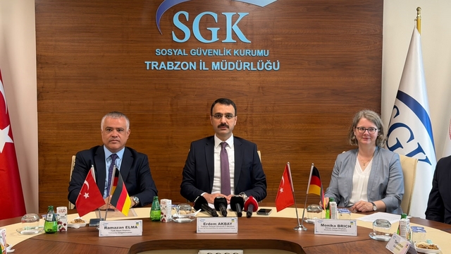 Trabzon'da gurbetçilere emeklilik danışmanlığı
Türk ve Alman uzmanlar gurbetçilerin emeklilik ile ilgili sorularını yanıtladı
