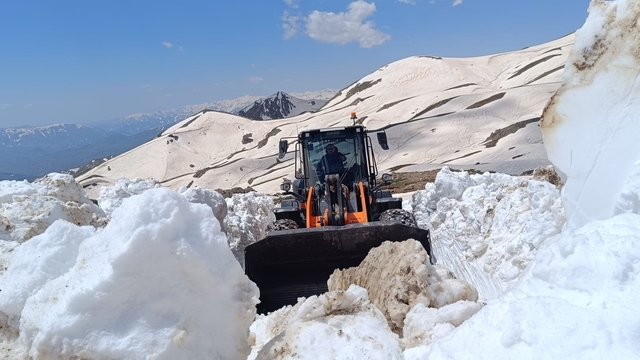 Hakkari'de yaz günü karla mücadele devam ediyor