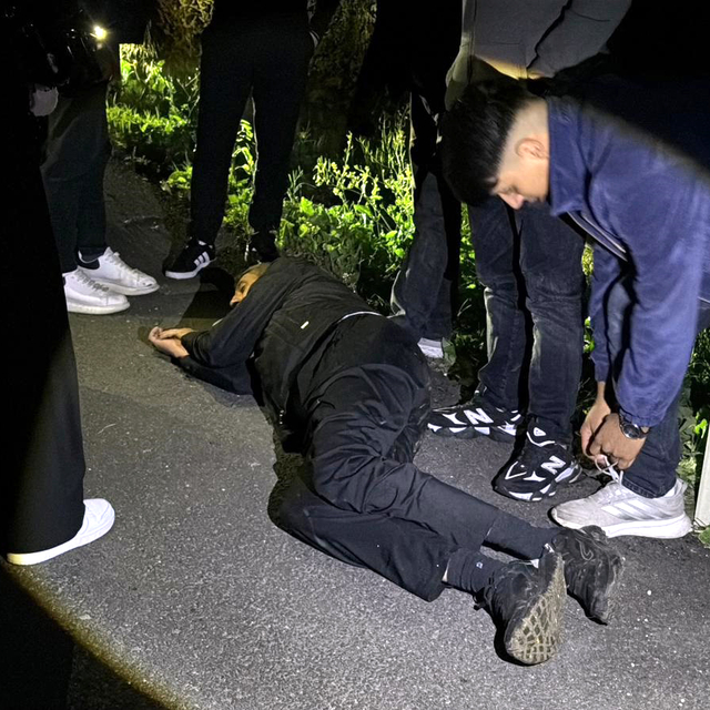 Takla atan araçtan yara almadan çıktılar