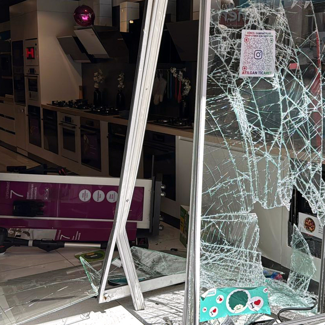 Kırıkkale'de kontrolden çıkan otomobil iş yerine girdi