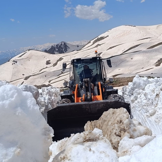 Hakkari'de yaz günü karla mücadele devam ediyor