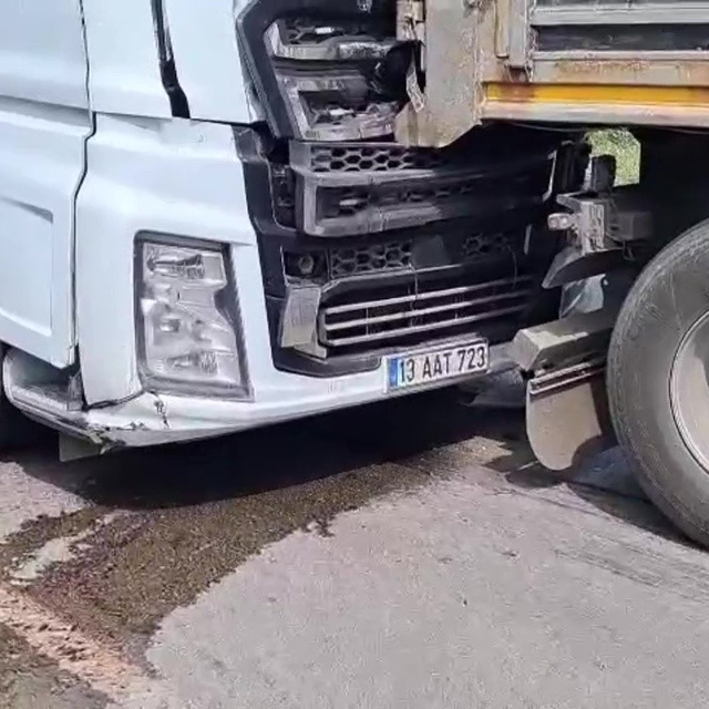 Tırlar çarpıştı facianın eşiğinden dönüldü