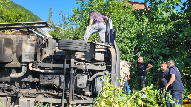 Freni boşalan kamyonun devrildiği kaza kamerada