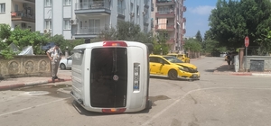 Taksi ile çarpışan hafif ticari araç yan yattı: Sürücünün burnu bile kanama...