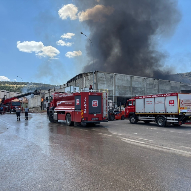 Gaziantep'te fabrika yangını kontrol altına alındı
Gaziantep Büyükşehir Bel...