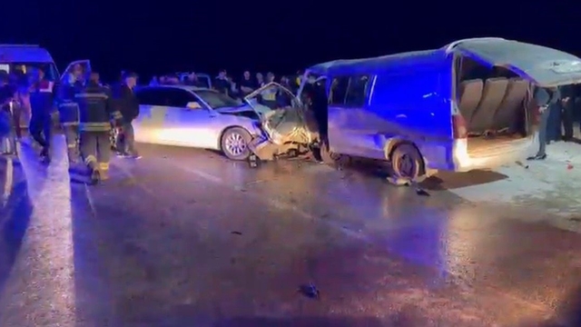 Gaziantep'te 2 araç kafa kafaya çarpıştı: 1 ölü, 12 yaralı