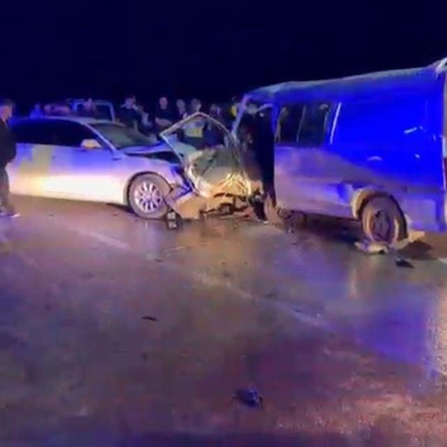 Gaziantep'te 2 araç kafa kafaya çarpıştı: 1 ölü, 12 yaralı