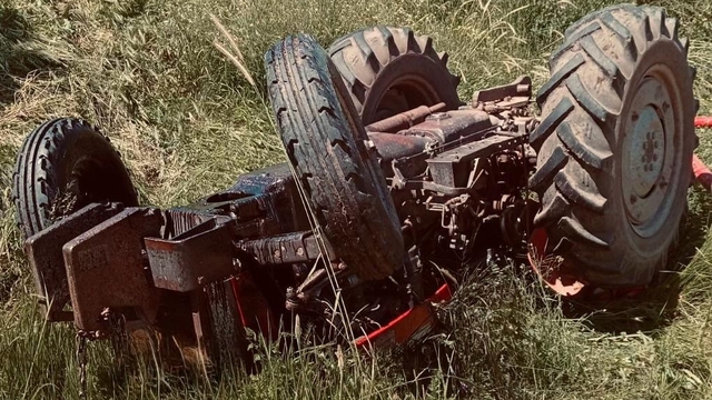 Sivas'ta kontrolden çıkan traktör devrildi: 1 ağır yaralı