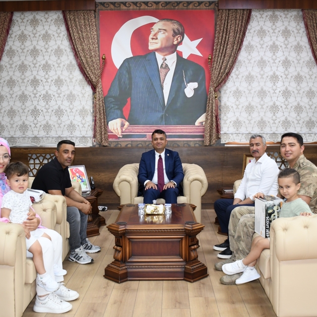 Hatay'da kavşağa düşen Türk bayrağını yoldan geçen sürücüler kaldırdı