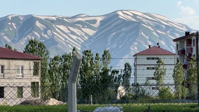 Yüksekova'nın "zebra" görünümlü karlı dağları ilgi görüyor