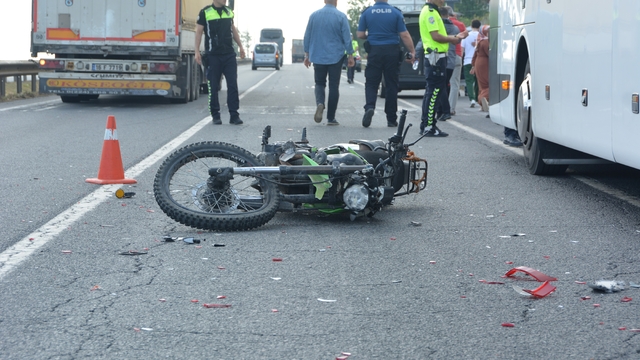 Arızalanan otobüse çarpan motosiklet sürücüsü, otomobilin çarpması sonucu can verdi