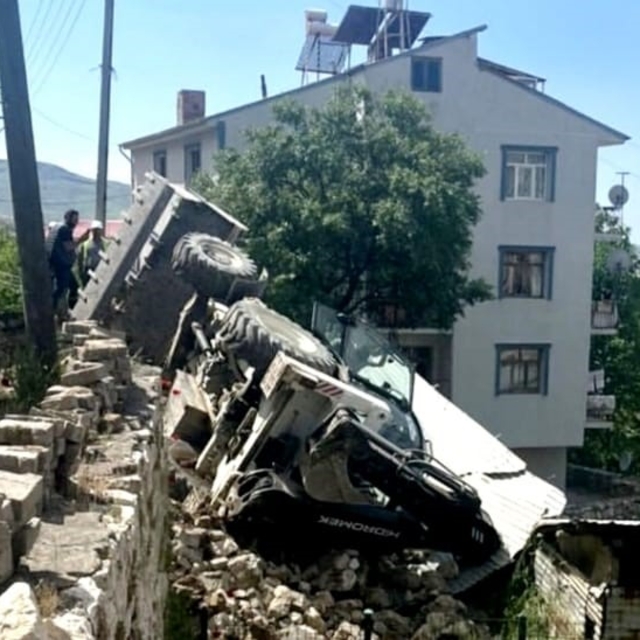Çemişgezek'te iş makinesi devrildi