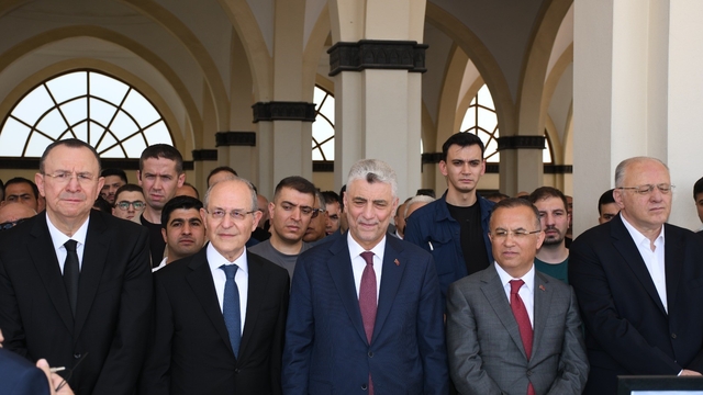 Sanayici Mehmet Ali Topçuoğlu, dualarla son yolculuğuna uğurlandı
Cenaze törenine Ticaret Bakanı Ömer Bolat da katıldı