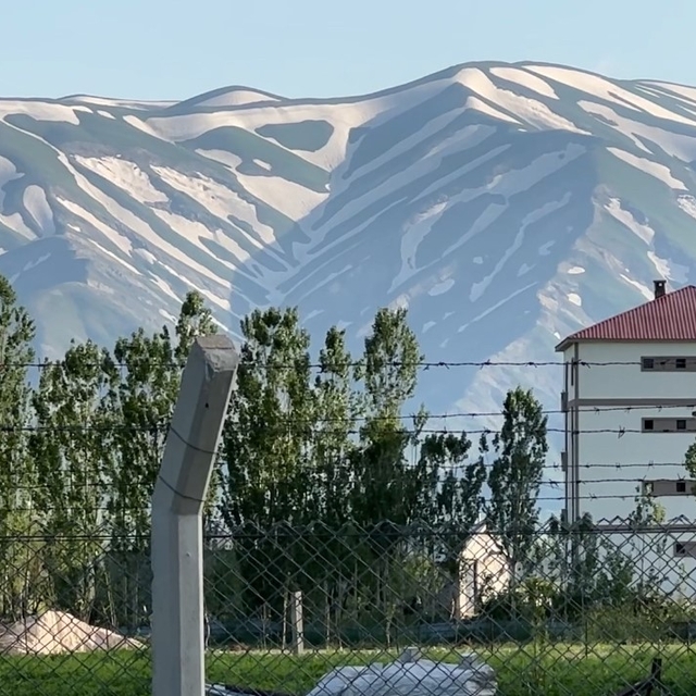 Yüksekova'nın "zebra" görünümlü karlı dağları ilgi görüyor