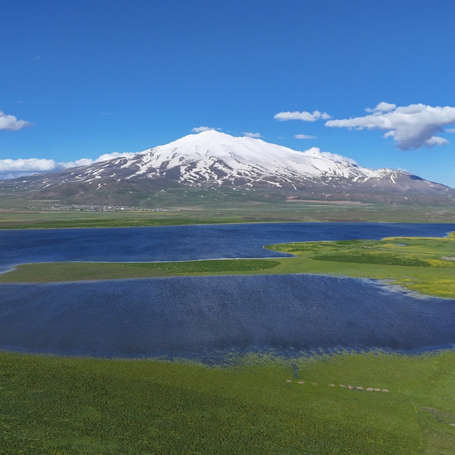 Bitlis'te zirvesi karlı Süphan Dağı ve Cil Gölü görenleri büyülüyor