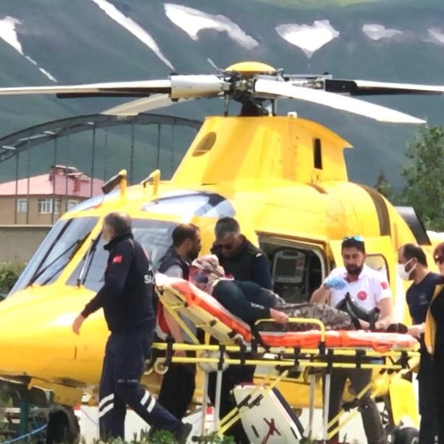 Erzurum'da zamana karşı yarış: Kalp krizi geçiren hasta ambulans helikopter...