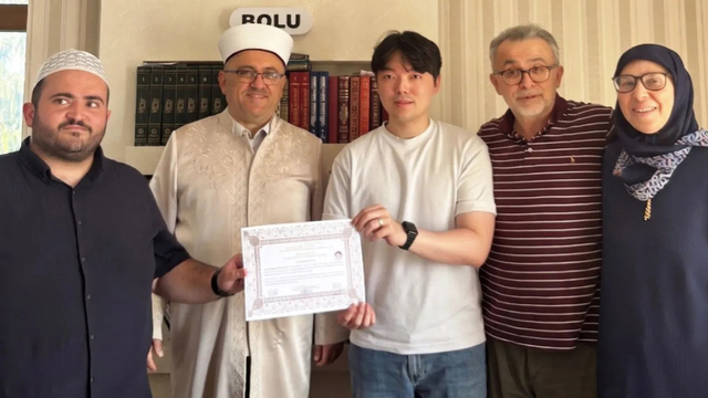 İslam'ı araştıran Güney Koreli Seungjın Hong, Müslüman oldu
