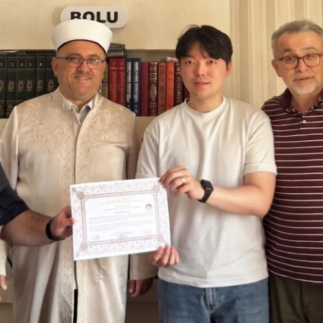 İslam'ı araştıran Güney Koreli Seungjın Hong, Müslüman oldu