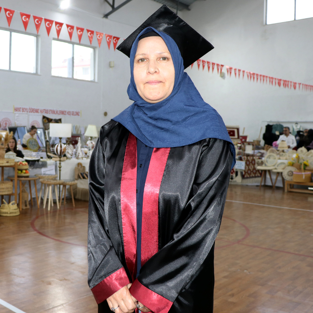 56 yaşında lise diploması alıp kep attı; hedefi üniversite