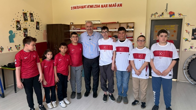 Başkan Yıldız sözünü tuttu öğrencilere milli forma hediye etti