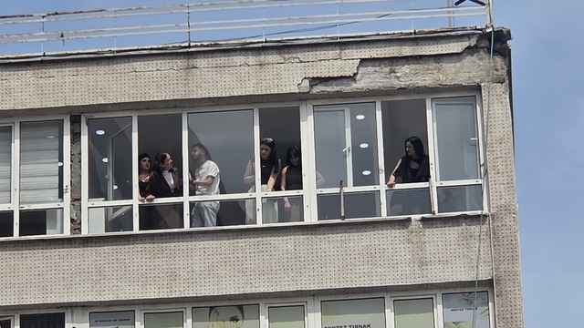 8 katlı iş hanından düşen sıva parçaları 2 kişiyi yaraladı