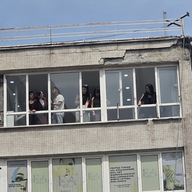 8 katlı iş hanından düşen sıva parçaları 2 kişiyi yaraladı