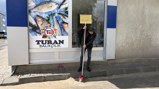 Diyadin'de sağanak yağış sonrası su birikintileri oluştu