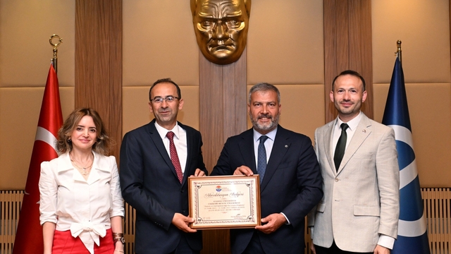 TURAK'tan Anadolu Üniversitesi EMYO'ya akreditasyon plaketi