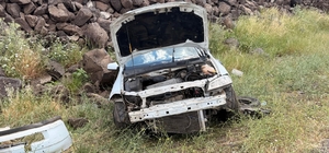 Şanlıurfa'da şarampole devrilen otomobilin sürücüsü yaralandı