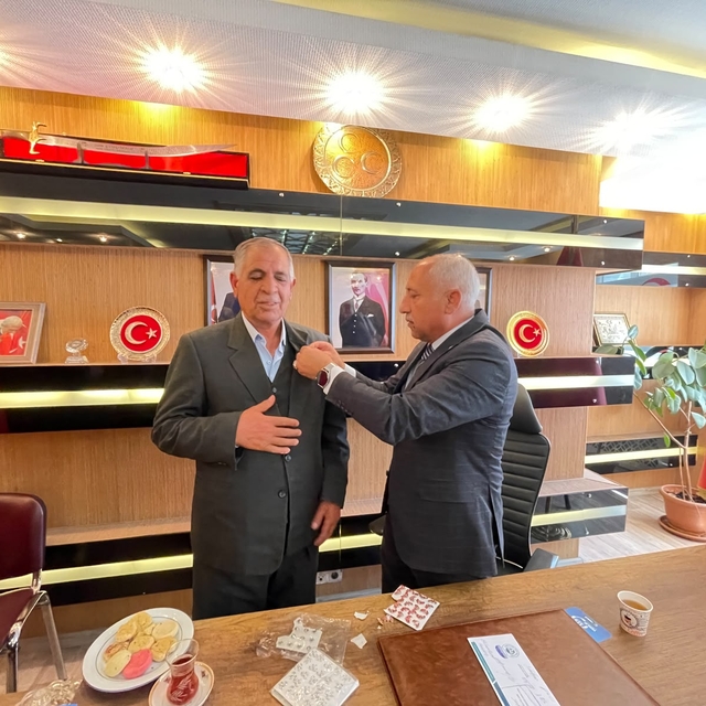 MHP Van İl Başkanlığında yeni katılan üyelere rozet takıldı