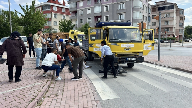 Kamyonetin altında kalan elektrikli bisiklette can pazarı: 3'ü çocuk 4 yaralı
Konya'da kamyonetin çarpıp sürüklediği elektrikli bisikletin sürücüsü ve 3 çocuk yaralandı, kaza anı kameraya yansıdı