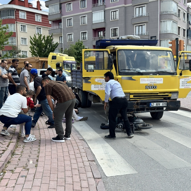 Kamyonetin altında kalan elektrikli bisiklette can pazarı: 3'ü çocuk 4 yara...