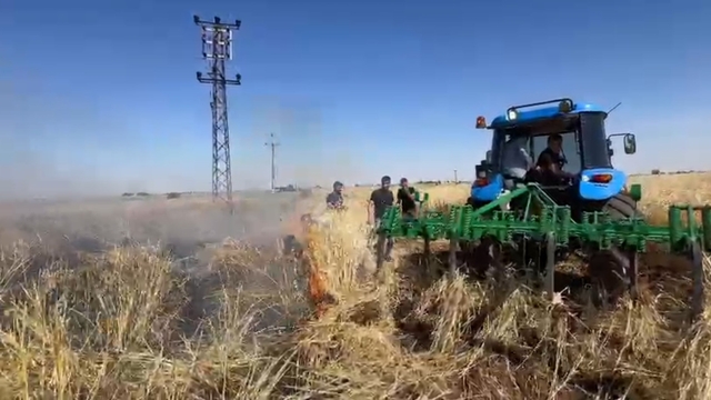 Şanlıurfa'da onlarca dönümlük arpa ekili tarla kül oldu
Emekleri kül olan çiftçinin feryadı yürekleri dağladı