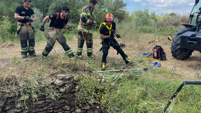 Su kuyusuna düşen yaban domuzu, itfaiye ekiplerince kurtarıldı