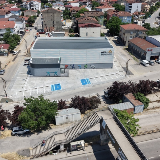 Başiskele'de inşa edilen yeni spor salonu açılış için gün sayıyor