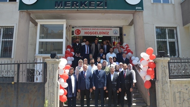 Bulanık'ta kursiyerlerin el emeği görücüye çıktı